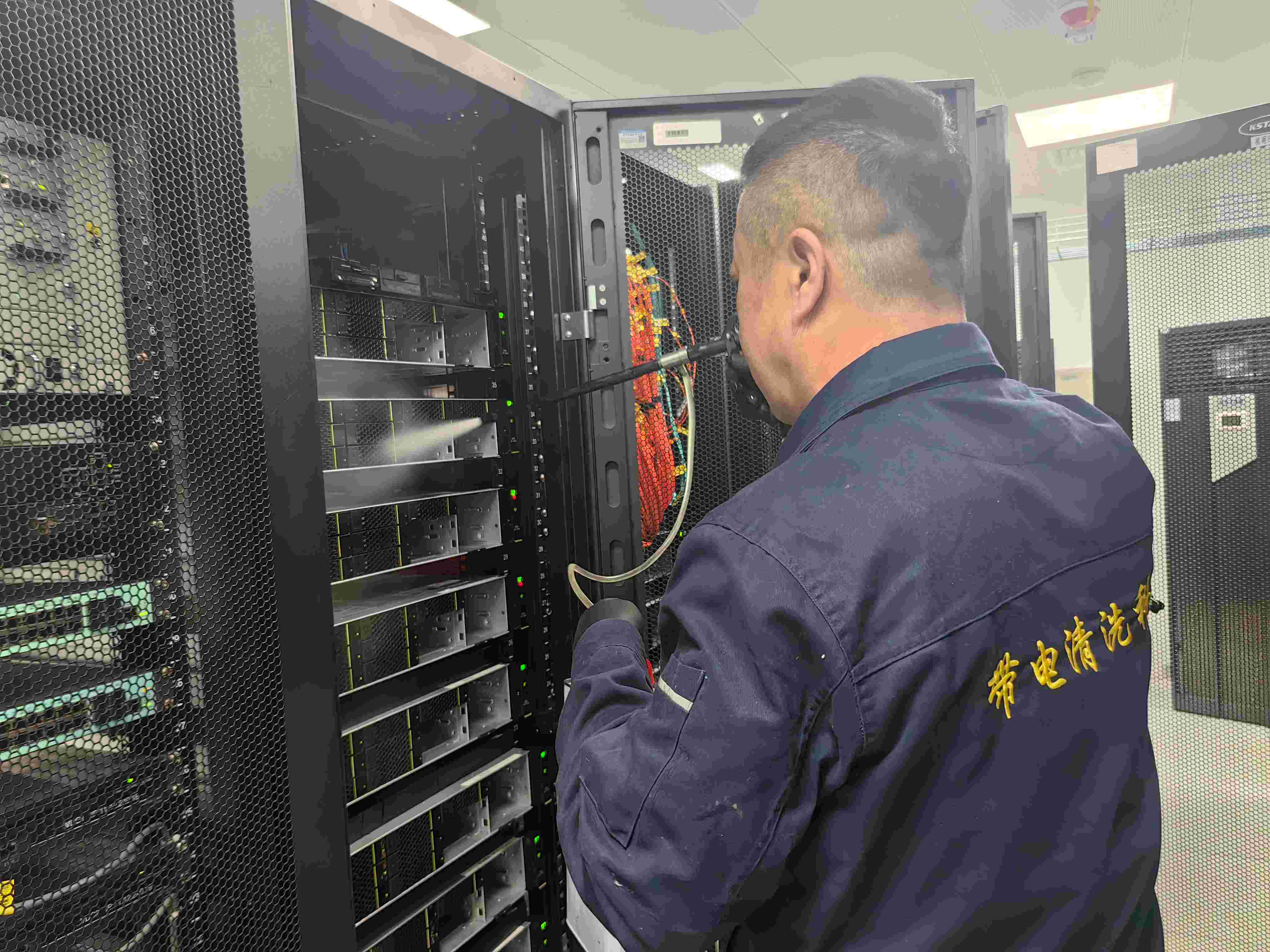 北京航空指挥学院机房设备带电清洗除尘